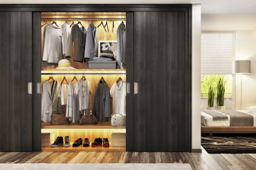 Portas de Correr, Abrir ou Camarão? Qual o Modelo Ideal para o Seu Guarda-Roupa Planejado e a Otimização de Espaço da Porto.